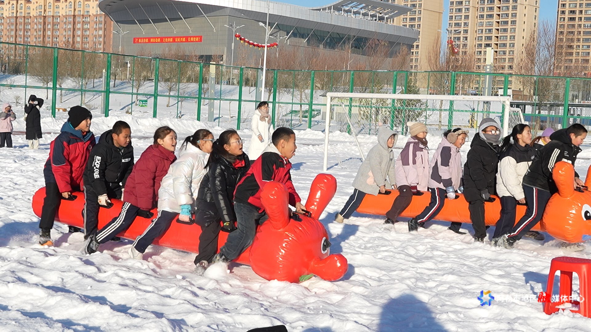 毛毛虫比赛现场充满欢乐。 (2)