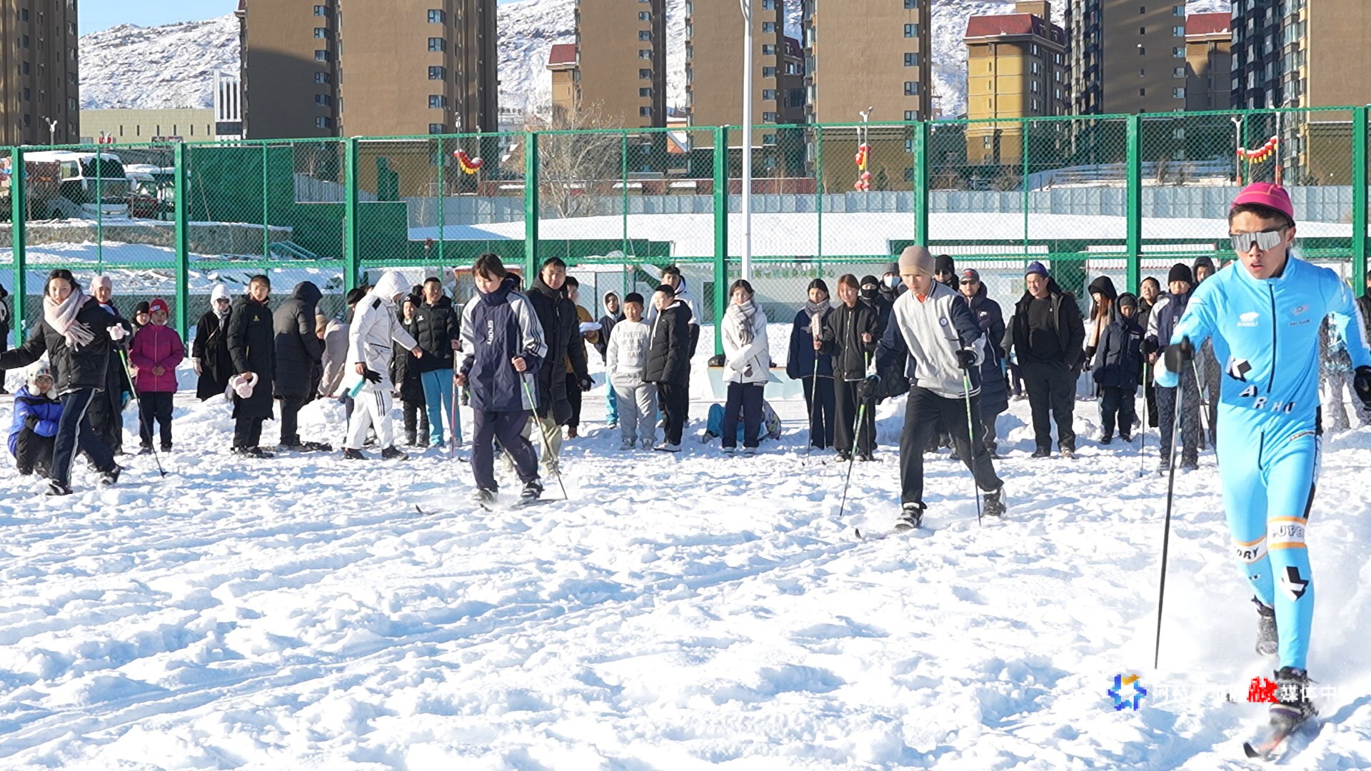 越野滑雪接力赛中参赛选手勇争第一。